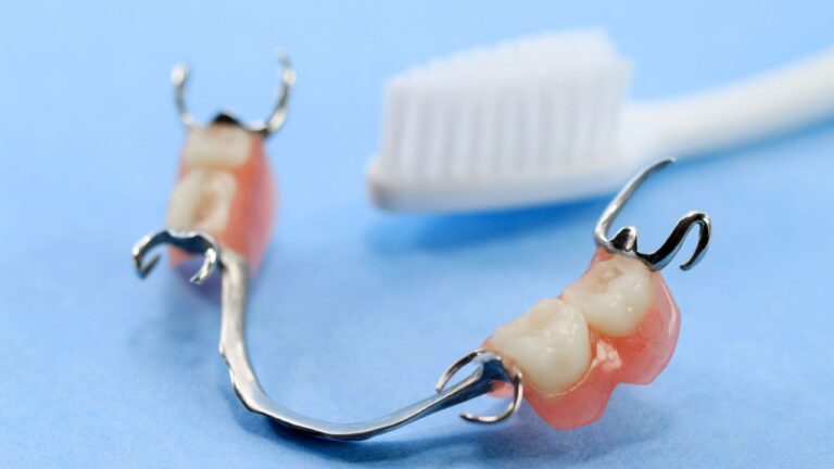 Confira aqui como limpar prótese dentária da maneira correta!