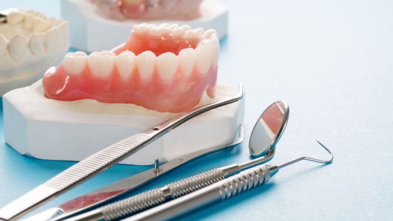 O que é prótese dentária? Tire suas dúvidas sobre o procedimento
