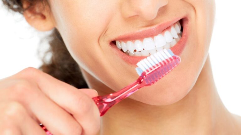 Como escovar os dentes: saiba como fazer corretamente