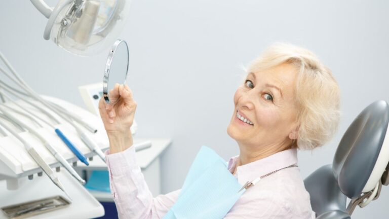Dentadura fixa: o que é, como é instalada e suas vantagens