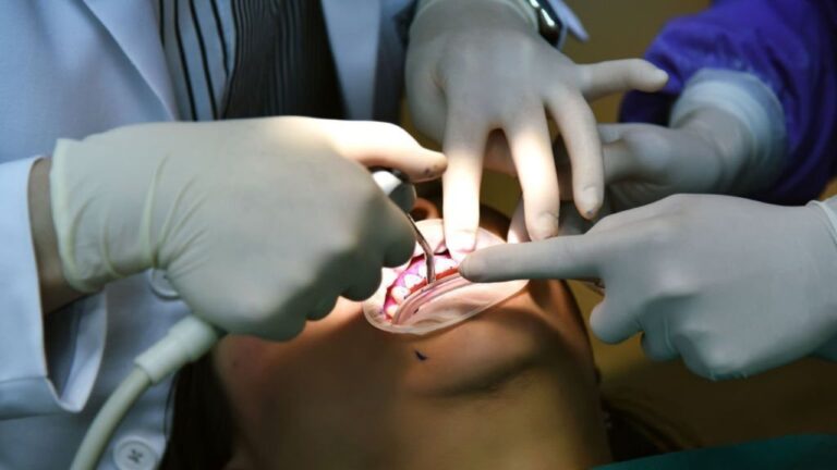 Gengivoplastia: o que é, como é feita e principais vantagens