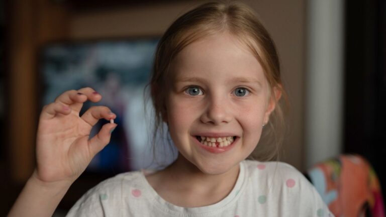 Com quantos anos cai o primeiro dente? Confira quando é aqui