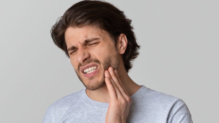 Dor de dente insuportável: o que pode ser e como tratá-la?