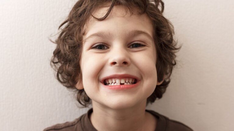 Primeiro dente do bebê: saiba com quantos anos cai!