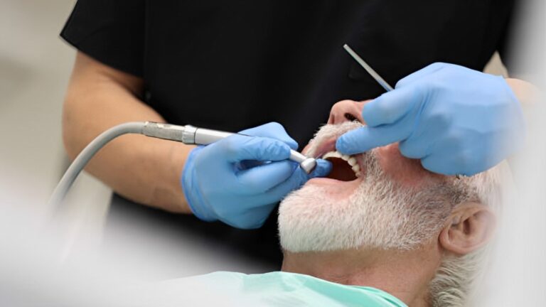 Periodontia o que faz? Conheça a especialidade que trata a gengiva!
