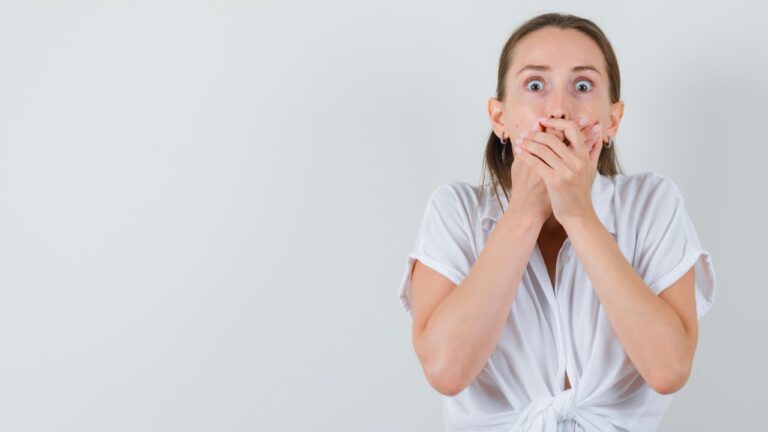 Ferida no céu da boca: entenda as causas e tratamentos